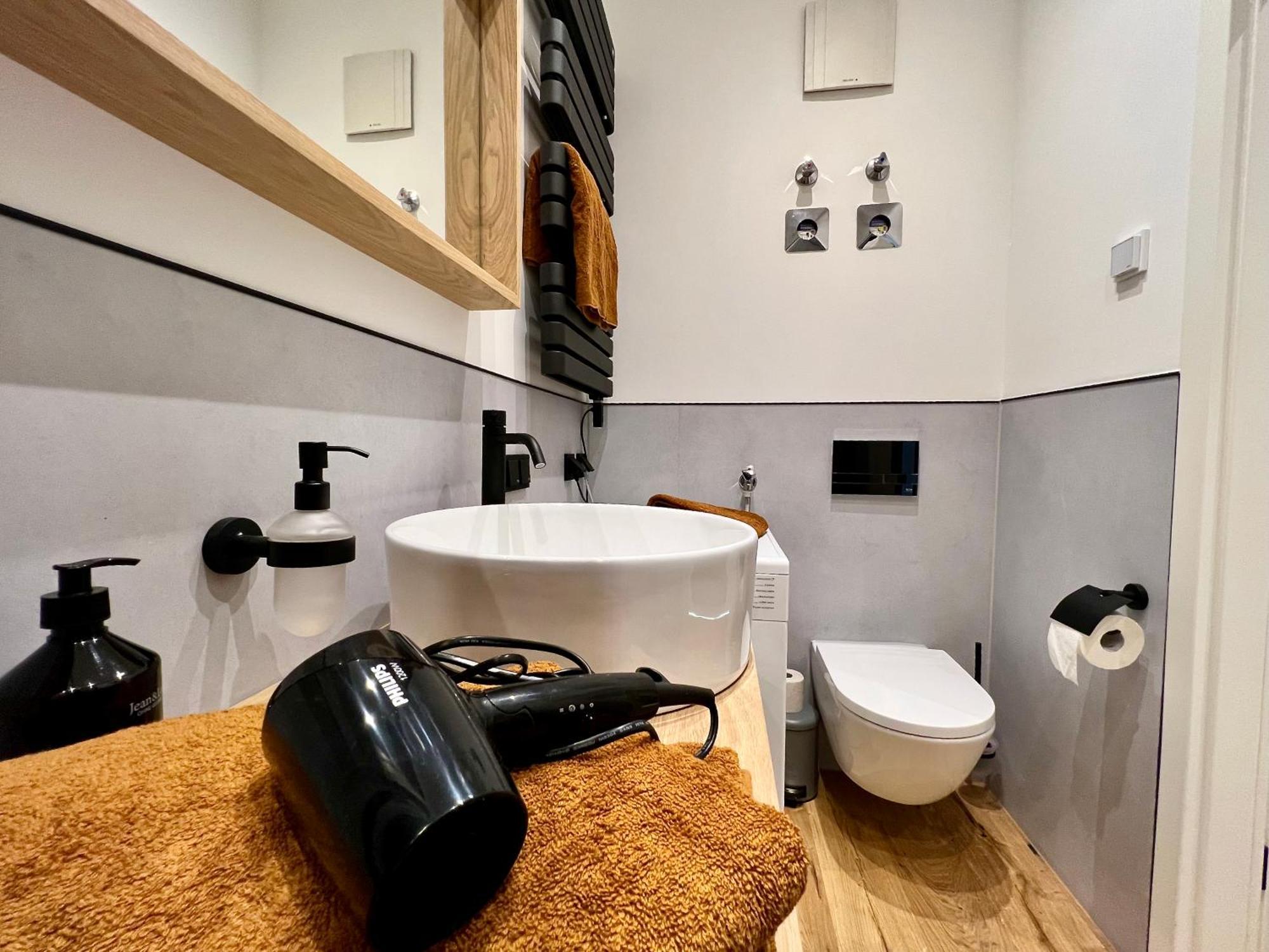Edler Wohnraum Luxurioeses Studio Im Zentrum Mit Balkon, Kaffeevollautomat, Klima & Parkplatz Zwickau Dış mekan fotoğraf